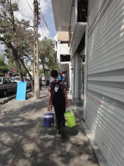 پسر اب فروش